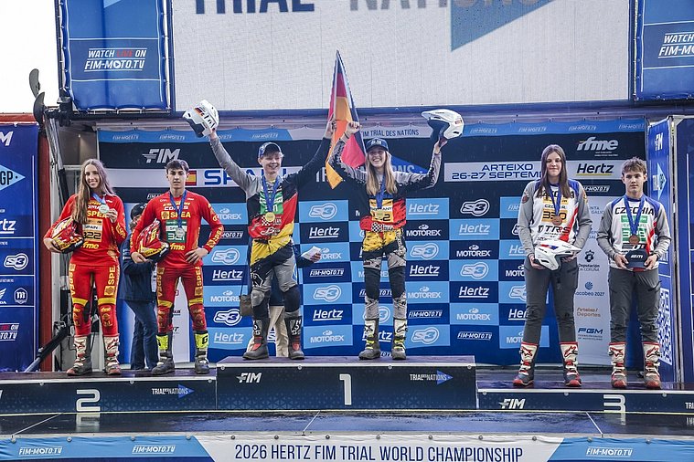 FIM Trial der Nationen (TdN) 2026, Arteixo Siegerehrung der „Challenge des Nations“: Das deutsche Mixed-Team feiert den Weltmeistertitel auf dem ersten Platz, Spanien wird Zweiter und Tschechien Dritter.