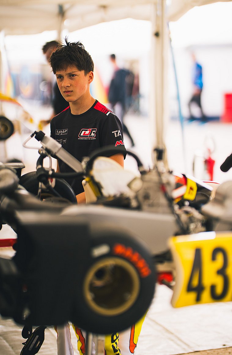 FIA Karting Academy Trophy Senior, Valencia 2026 – Constantin Papst Constantin Papst in der Box der FIA Karting Academy Trophy hinter seinem Kart.