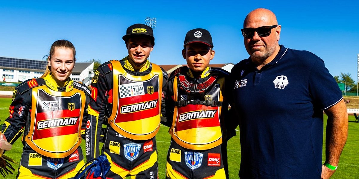 European U19 Pairs Speedway Championship Final 2026, Pocking Das deutsche Speedway-Team mit Hannah Grunwald, Tayler Haupt, Patrick Hyjek und Teammanager Sascha Dörner posiert fürs Foto auf einer Rennstrecke.