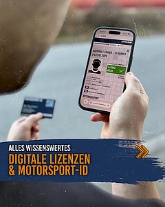 Foto über die Schulter eines Mannes, der draußen tagsüber auf seinem Smartphone die digitale Lizenz offen hat. Im Hintergrund die Motorsport-ID zu erkennen. Schrift auf Foto platziert: Alles Wissenswertes Digitale Lizenzen und Motorsport-ID.