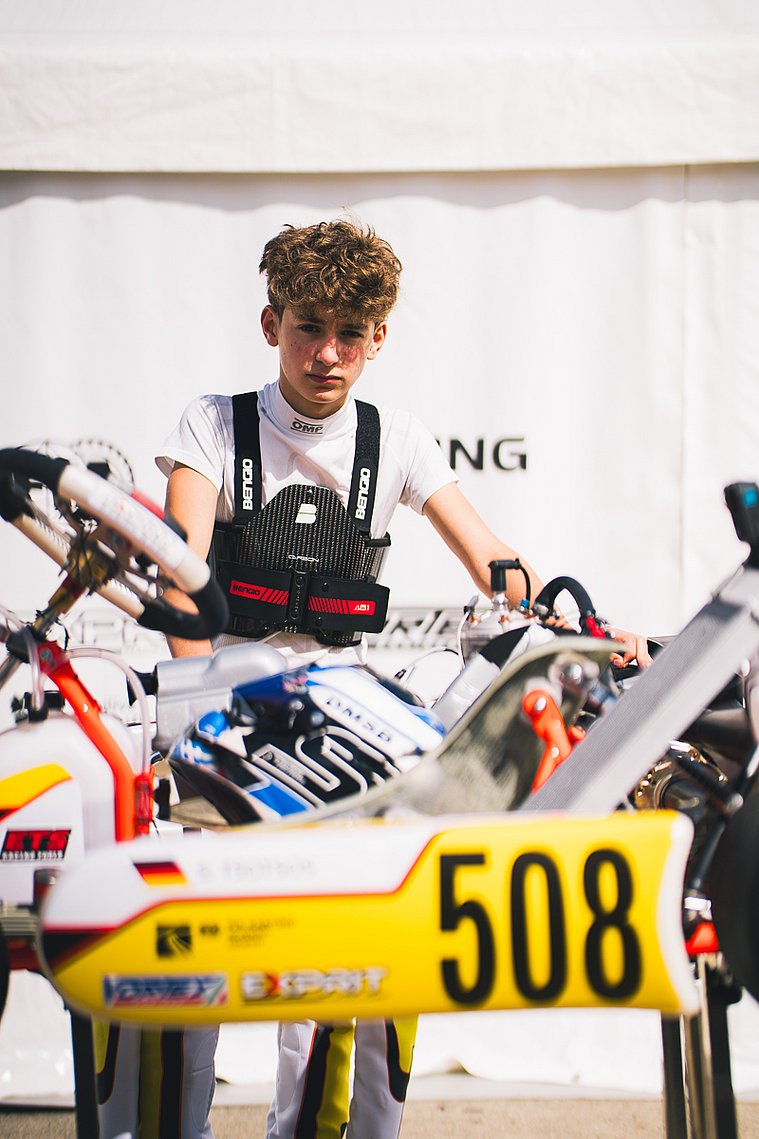 Stavros Tsotsos Francia, FIA Karting Academy Trophy Junior, Genk 2026 Stavros Tsotsos Francia im Fahrerlager der FIA Karting Academy Trophy, umgeben von Karts vor seinem Einsatz.