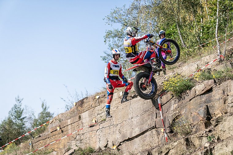 Jonathan Heidel fährt auf seinem Trial-Motorrad eine steile Betonstufe in einer Sektion beim Finale der Deutschen Trial-Meisterschaft 2026 in Werl hinauf. Jonathan Heidel fährt auf seinem Trial-Motorrad eine steile Betonstufe in einer Sektion beim Finale der Deutschen Trial-Meisterschaft 2026 in Werl hinauf. Zwei weitere Fahrer beobachten die Passage im Hintergrund.