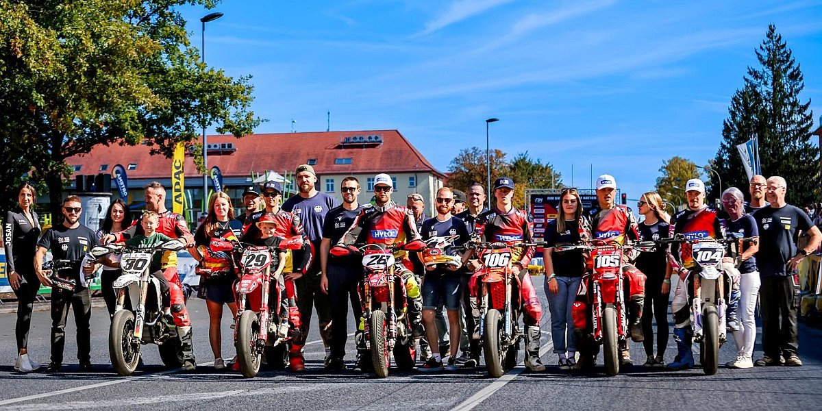 SuperMoto of Nations 2026, St. Wendel Die deutschen Supermoto-Teams stehen gemeinsam mit ihren Motorrädern und Betreuern auf der Rennstrecke.