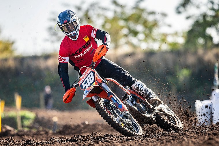Greiner fährt auf seinem Motorrad im Rennen 