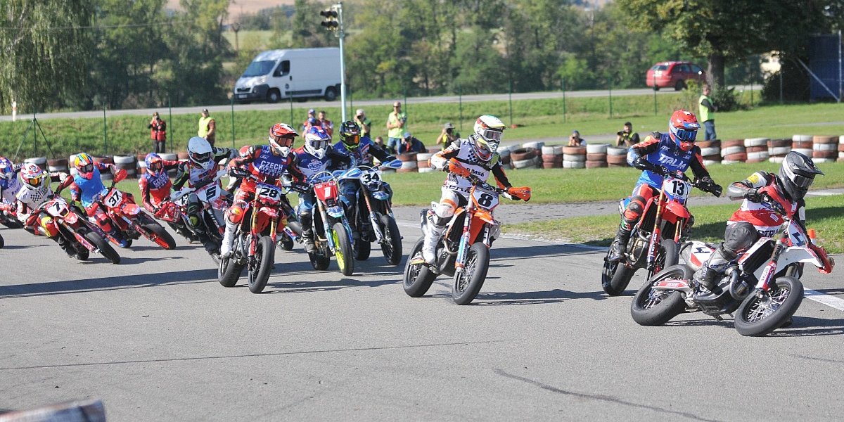 Supermoto, Start der S1-Klasse Supermoto Bikes beim Start ins Rennen auf einer Asphaltstrecke