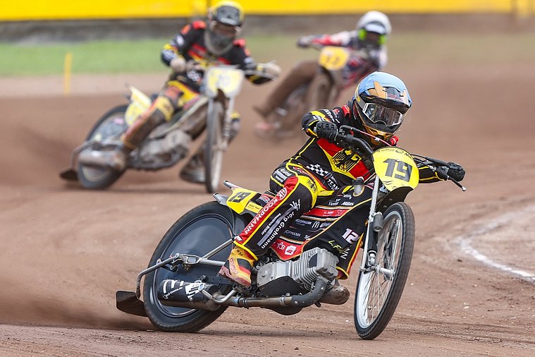 Deutsche Nationalmannschaft, Langbahn-Team-WM 2026, Roden Langbahnfahrer im deutschen Teamtrikot mit der Startnummer 19 fährt auf einer Sandbahn durch eine Kurve; zwei weitere Fahrer folgen im Hintergrund.