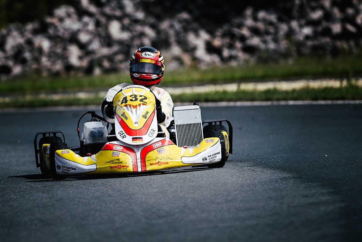 Constantin Papst, FIA Academy Trophy Senior in Mülsen 2026 Constantin Papst im Kart bei der FIA Academy Trophy Senior in Mülsen, aufgenommen von vorne auf der Rennstrecke.
