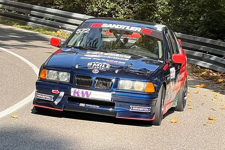 Fabian Brügge in seinem BMW 325i E36 Fabian Brügge fahrend in seinem Auto beim Finale in Mickhausen
