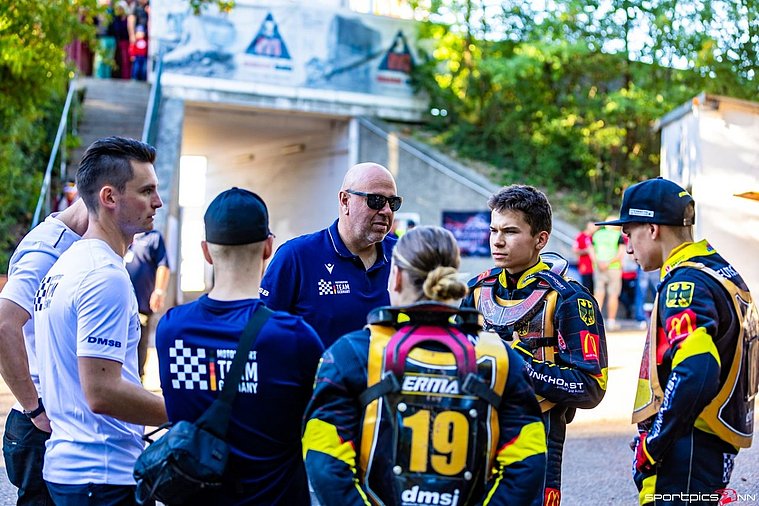 European U19 Pairs Speedway Championship Final 2026, Pocking Das deutsche Speedway-Team bespricht sich mit Teammanager Sascha Dörner.