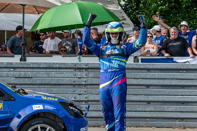 Hendrix ist Vizemeister in seiner Rookie-Saison Hendrix steht bei seinem Rennauto und freut sich