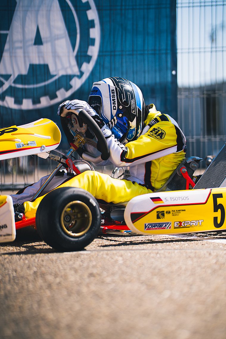 Stavros Tsotsos Francia, FIA Karting Academy Trophy Junior, Genk 2026 Stavros Tsotsos Francia im Kart, konzentriert am Lenkrad während der FIA Karting Academy Trophy.