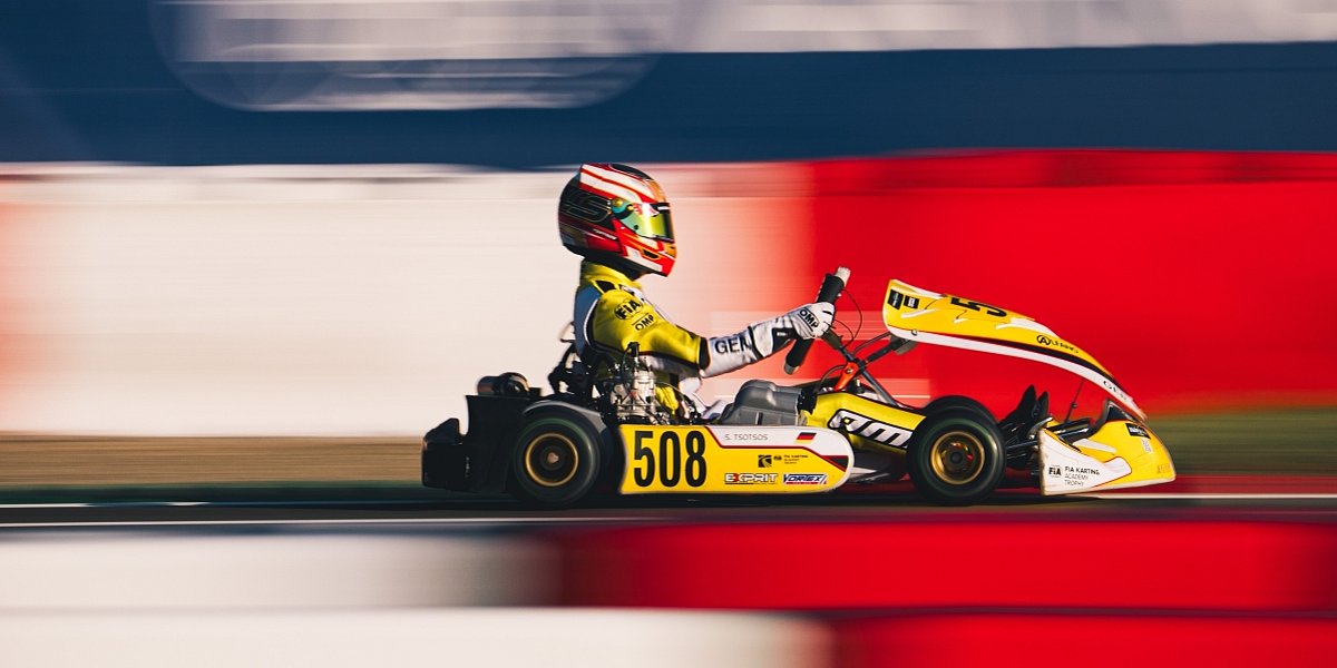 Stavros Tsotsos Francia im gelben Kart mit der Startnummer 508 auf der Rennstrecke in Viterbo Stavros Tsotsos Francia im gelben Kart mit der Startnummer 508 auf der Rennstrecke in Viterbo, seitlich aufgenommen vor bewegungsunscharfem Hintergrund.