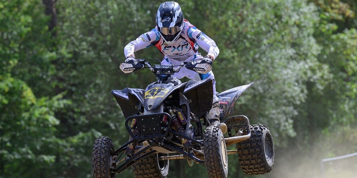 Stiller im Sprung auf seinem Quad