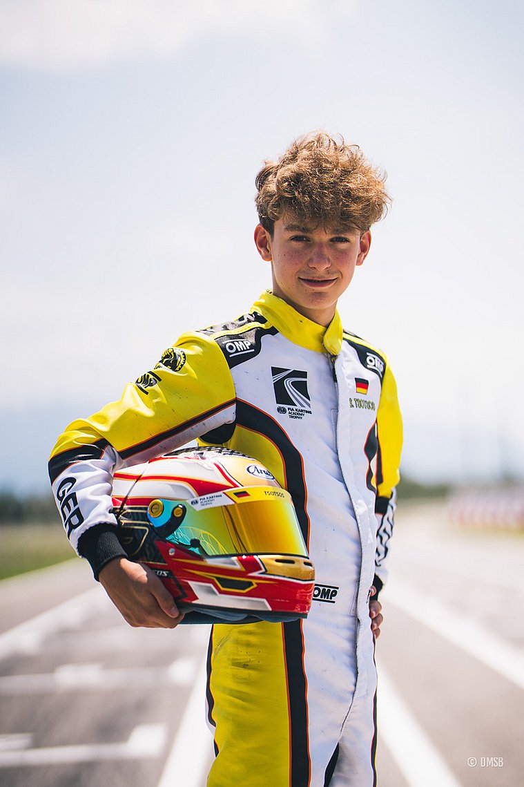Stavros Tsotsos Francia, FIA Karting Academy Junior-Trophy 2026, Circuito Internazionale Napoli Stavros Tsotsos Francia steht in Rennbekleidung auf der Rennstrecke der FIA Karting Academy Junior-Trophy auf dem Circuito Internazionale Napoli und hält seinen Karthelm in der Hand.