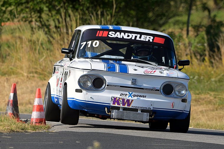 Jannik Hofmann in seinem NSU TT Jannik Hofmann fahrend im NSU TT