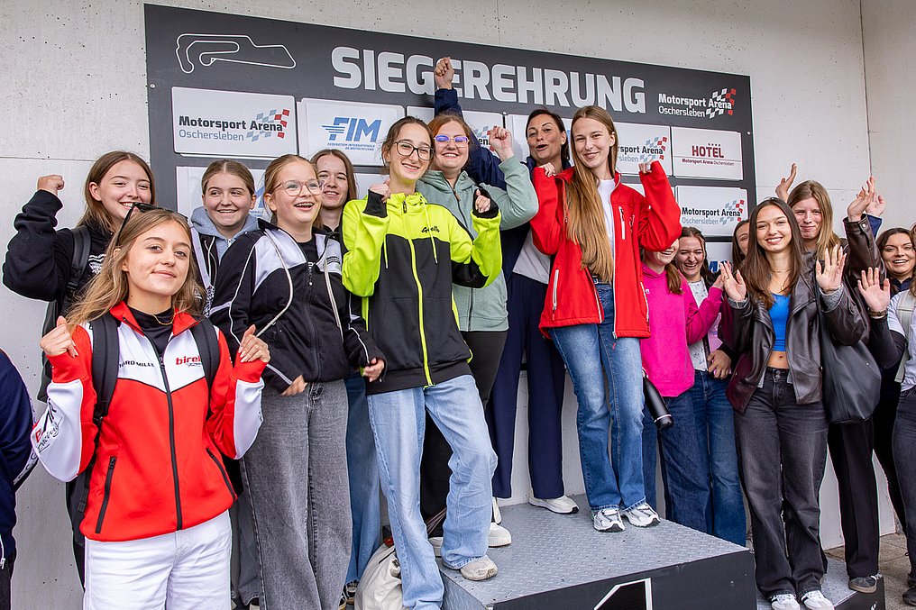 Gruppenfoto der Teilnehmerinnen auf dem Siegerpodest in der Motorsport Arena Oschersleben.