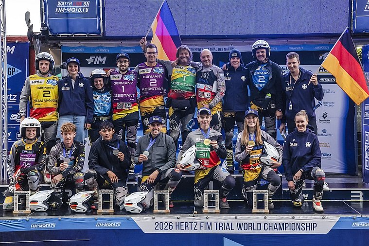 FIM Trial der Nationen (TdN) 2026, Arteixo Das deutsche Trial-Team feiert gemeinsam mit seinen Fahrern und Betreuern die Erfolge beim Trial der Nationen auf dem Podium.