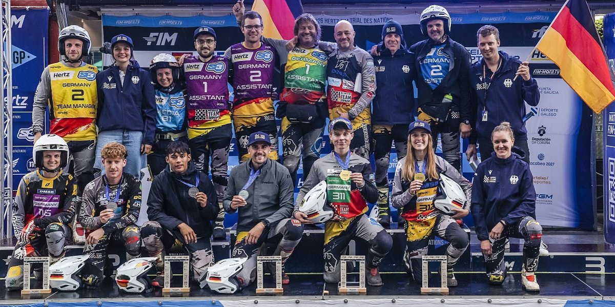 FIM Trial der Nationen (TdN) 2026, Arteixo Das deutsche Trial-Team feiert gemeinsam mit seinen Fahrern und Betreuern die Erfolge beim Trial der Nationen auf dem Podium.