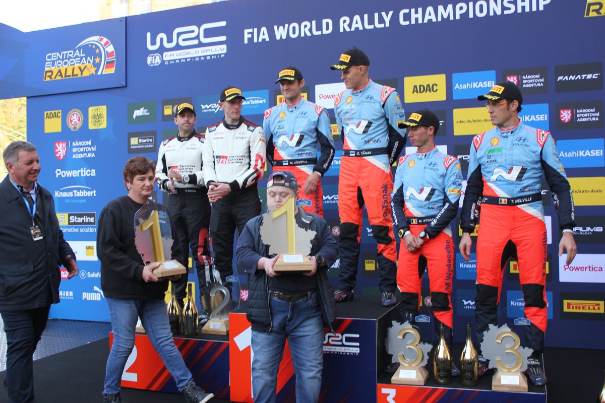 Caritas Wolfsteiner Werkstätten Beschäftigten überreichten die von ihnen gefertigten Trophäen an die Champions der Central European Rally