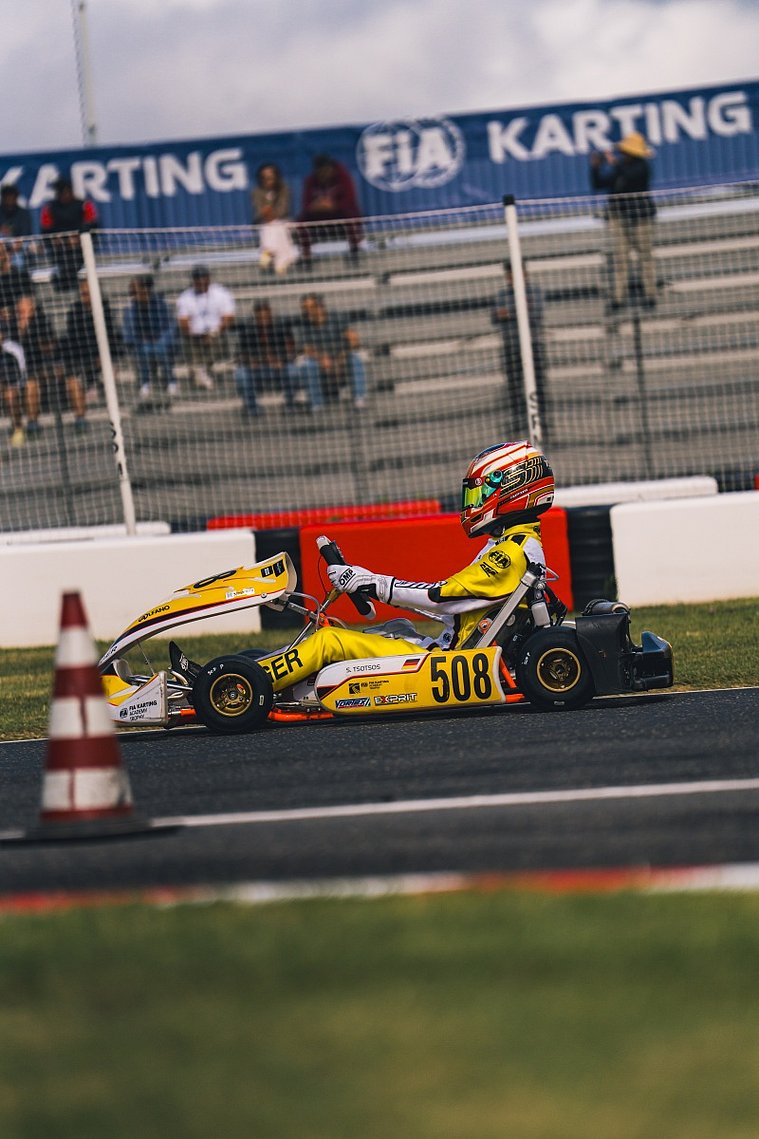 Stavros Tsotsos Francia im gelben Kart mit der Startnummer 508. Stavros Tsotsos Francia im gelben Kart mit der Startnummer 508, seitlich aufgenommen vor der Zuschauertribüne in Viterbo.