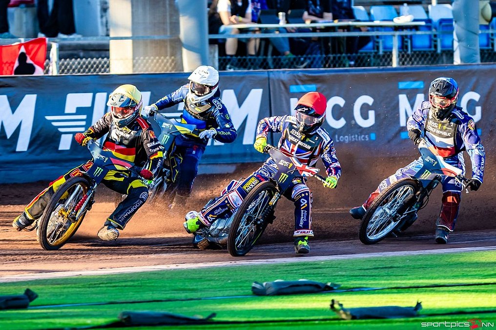 Action-Szene aus dem FIM Speedway World Cup 2026 Halbfinale in Landshut: Fahrer des Motorsport Team Germany Speedway in Führung vor Großbritannien auf der Speedway-Bahn.