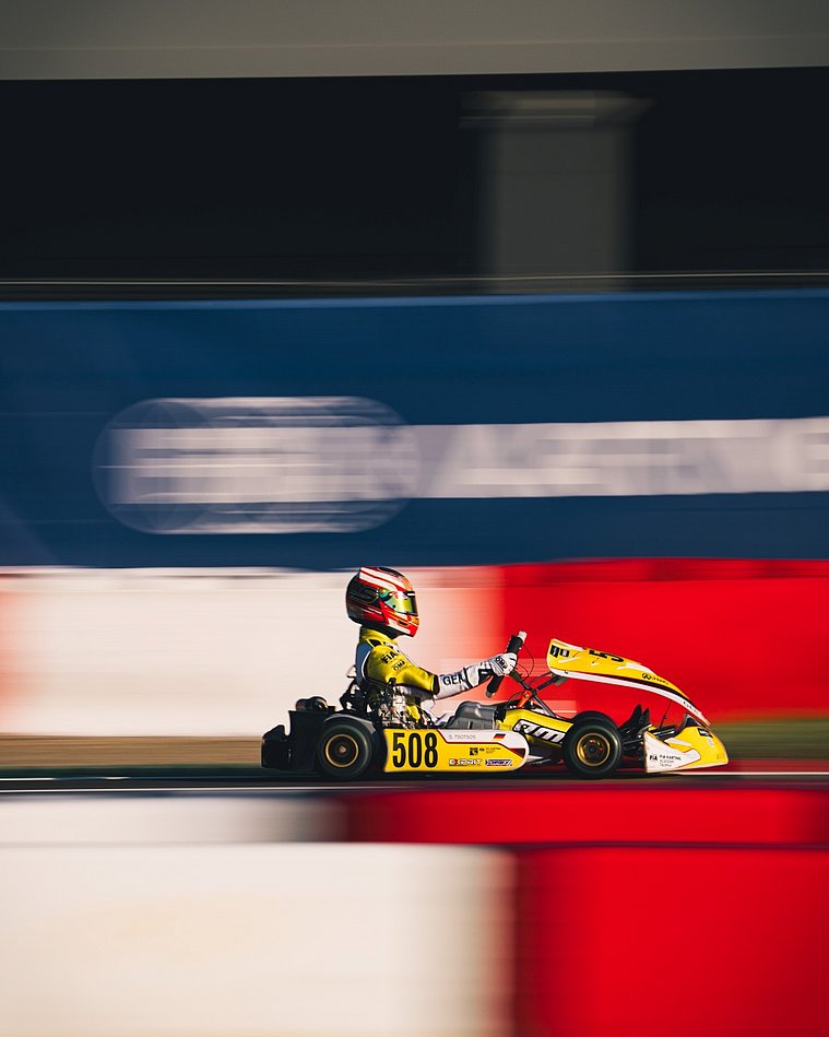 Stavros Tsotsos Francia im gelben Kart mit der Startnummer 508 auf der Rennstrecke in Viterbo Stavros Tsotsos Francia im gelben Kart mit der Startnummer 508 auf der Rennstrecke in Viterbo, seitlich aufgenommen vor bewegungsunscharfem Hintergrund.