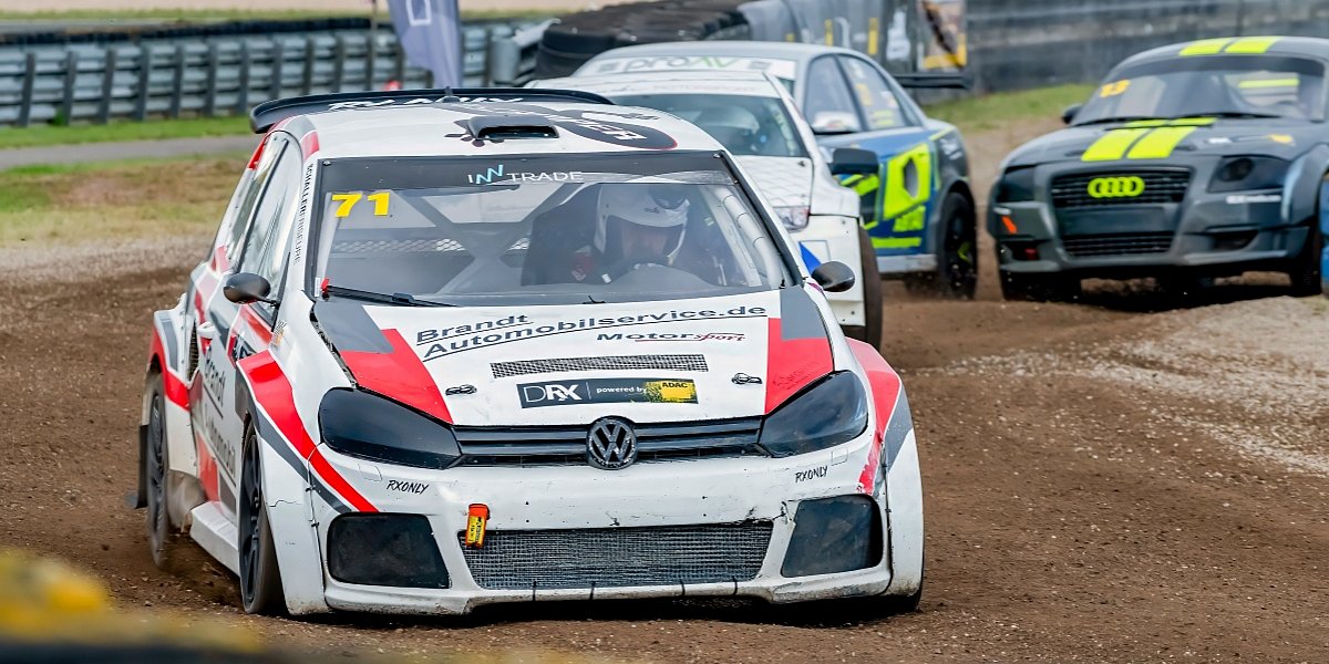 Dietmar Brandt gewinnt Titel in Oschersleben Dietmar Brandt fahrend in seinem Auto im Rennen