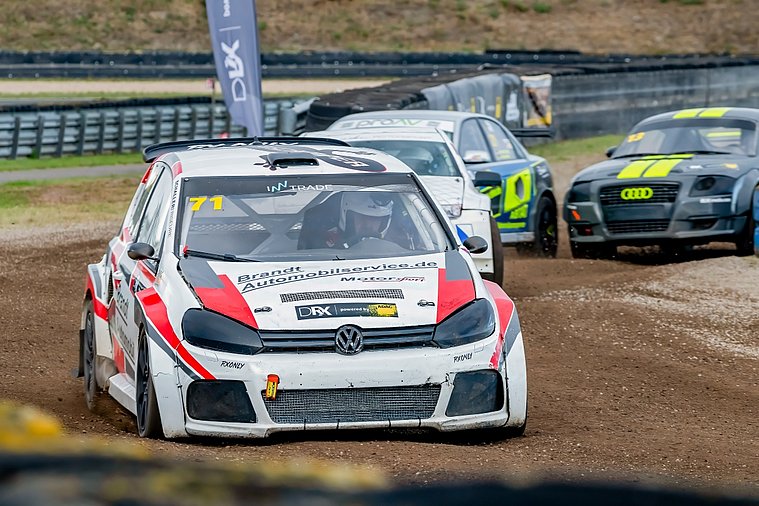 Dietmar Brandt gewinnt Titel in Oschersleben Dietmar Brandt fahrend in seinem Auto im Rennen