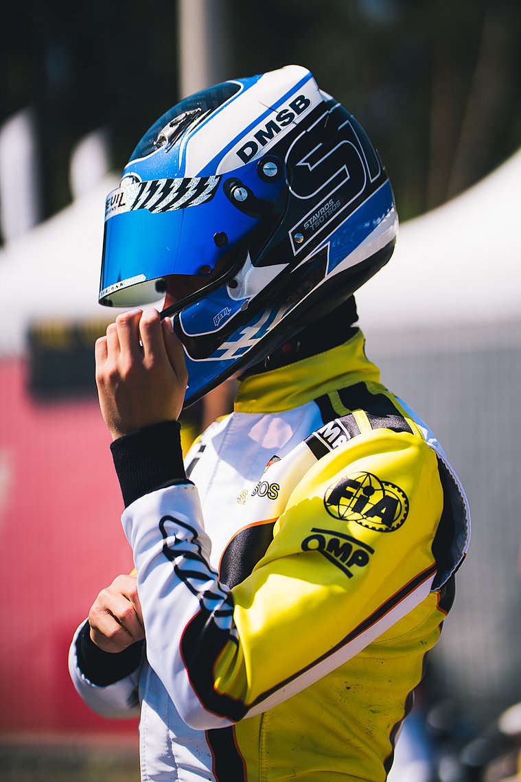 Stavros Tsotsos Francia, FIA Karting Academy Trophy Junior, Genk 2026 Stavros Tsotsos Francia beim Anziehen des Helms vor seinem Einsatz in der FIA Karting Academy Trophy.