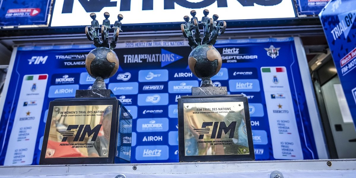 FIM Trial des Nations 2025 Bühne mit Pokalen der FIM Women's Trial des Nations und der FIM Trial des Nations 2025