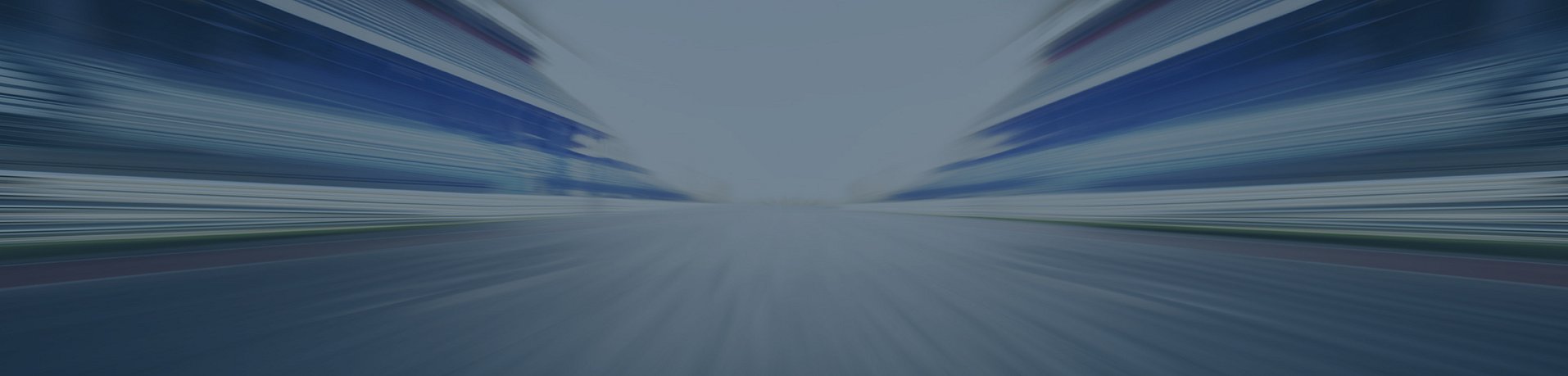 Unscharfes abstraktes Bild einer Straße zwischen Gebäuden, das ein Gefühl von schneller Bewegung und Geschwindigkeit vermittelt.