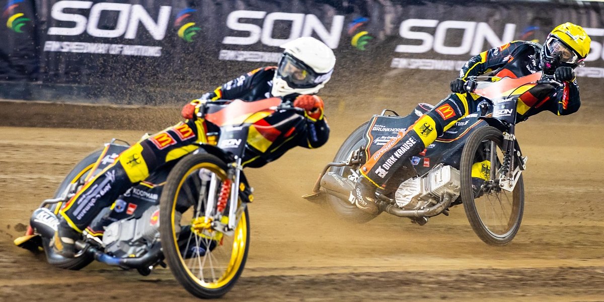 Zwei deutsche Speedway Fahrer in Action während eines Rennens