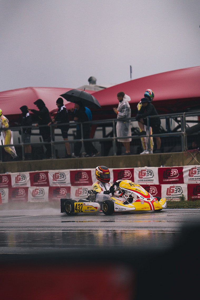 FIA Karting Academy Trophy Senior, Valencia 2026 – Constantin Papst Constantin Papst im gelben Kart Nummer 432 bei nasser Fahrbahn im Regenrennen der FIA Karting Academy Trophy in Valencia.