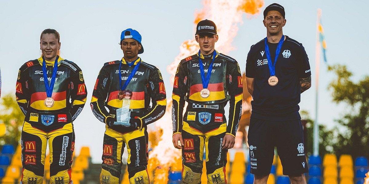 Motorsport Team Germany Speedway feiert Bronze auf Podium beim SON2 2026 Motorsport Team Germany nebeneinander auf dem Podium beim Speedway of Nations 2 in Prag 2026: Hannah Grunwald, Mario Häusl, Janek Konzack und Teammanager Mathias Bartz feiern Bronze.