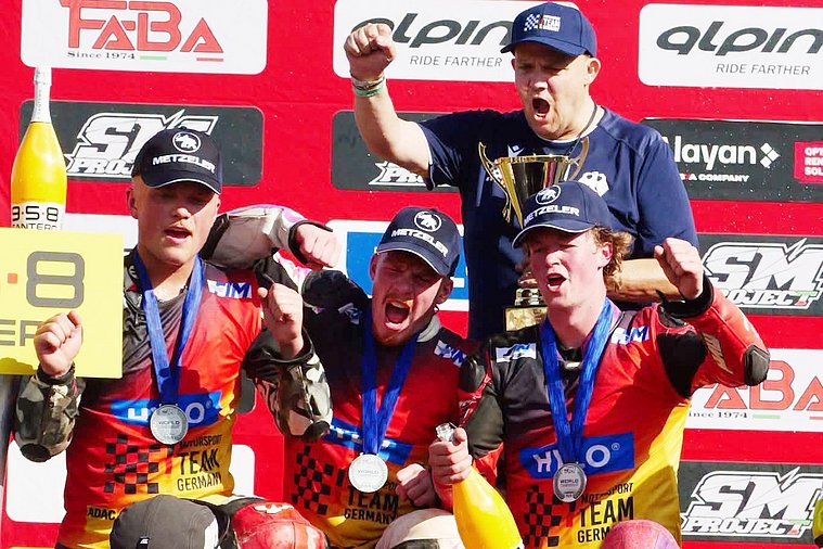 SuperMoto of Nations 2026, St. Wendel Die drei deutschen Junioren-Fahrer feiern mit ihren Medaillen den zweiten Platz beim Supermoto der Nationen.