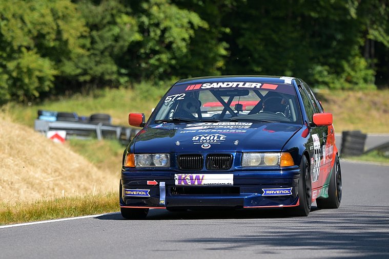 Fabian Brügge in seinem BMW 325i E36 Fabian Brügge fahrend im BMW 325i E36