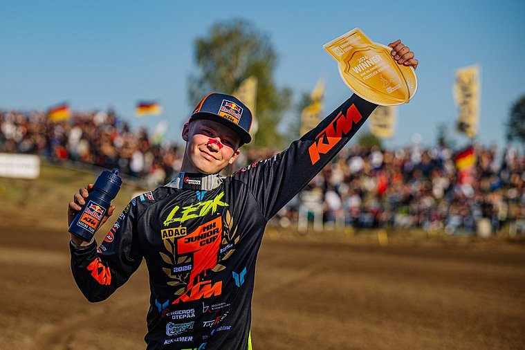 Leok posiert in der Gewinnerpose 