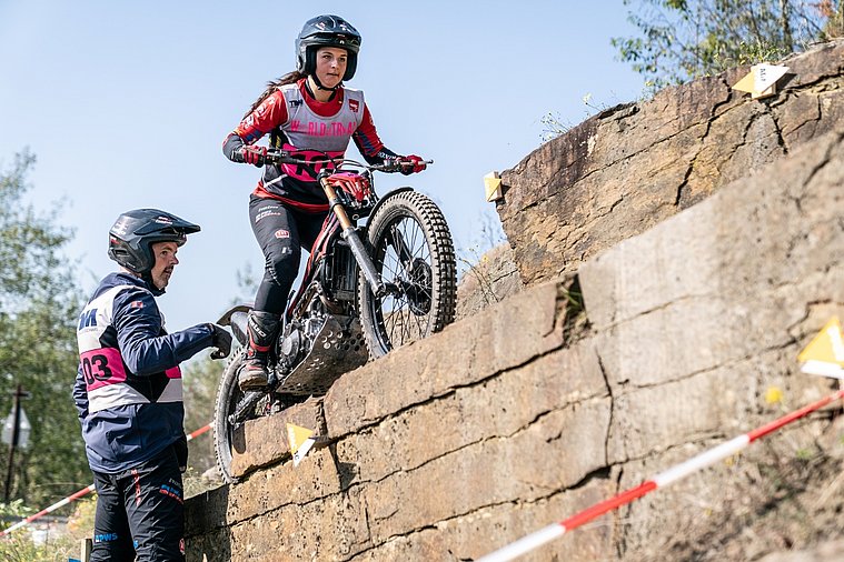 Sophia Reumschüssel-Ter Jung bewältigt auf ihrem Trial-Motorrad eine steile Betonstufe in einer Sektion beim Finale der Deutschen Trial-Meisterschaft 2026 in Werl. Sophia Reumschüssel-Ter Jung bewältigt auf ihrem Trial-Motorrad eine steile Betonstufe in einer Sektion beim Finale der Deutschen Trial-Meisterschaft 2026 in Werl.