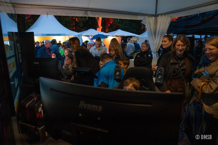 Menschenmenge am Partnerstand von DMSB, ADAC und ADAC Stiftung