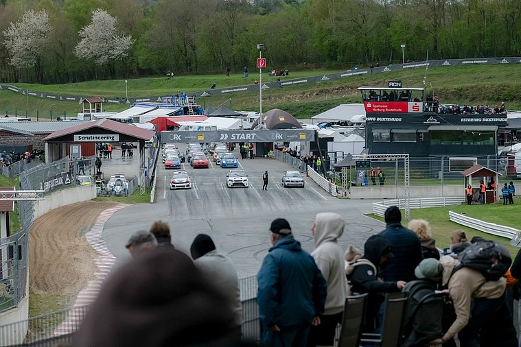 Supercars am Estering Die Rallyautos warten in der Boxengasse, dass es los geht