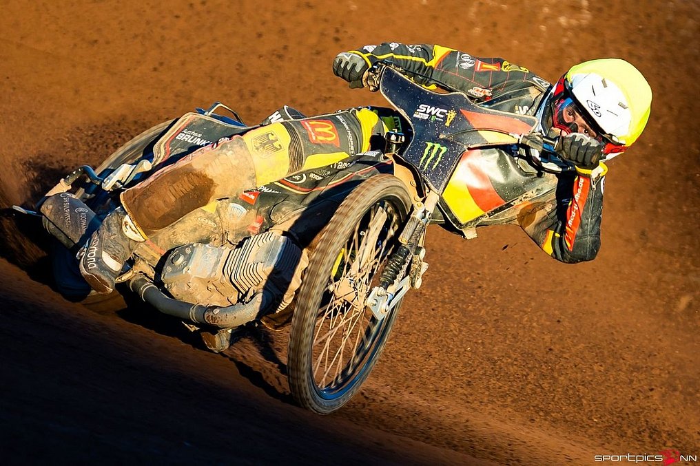 Speedway-Fahrer und Kapitän Kai Huckenbeck vom Motorsport Team Germany Speedway in einer dynamischen Kurvenfahrt beim FIM Speedway World Cup 2026 in Landshut.
