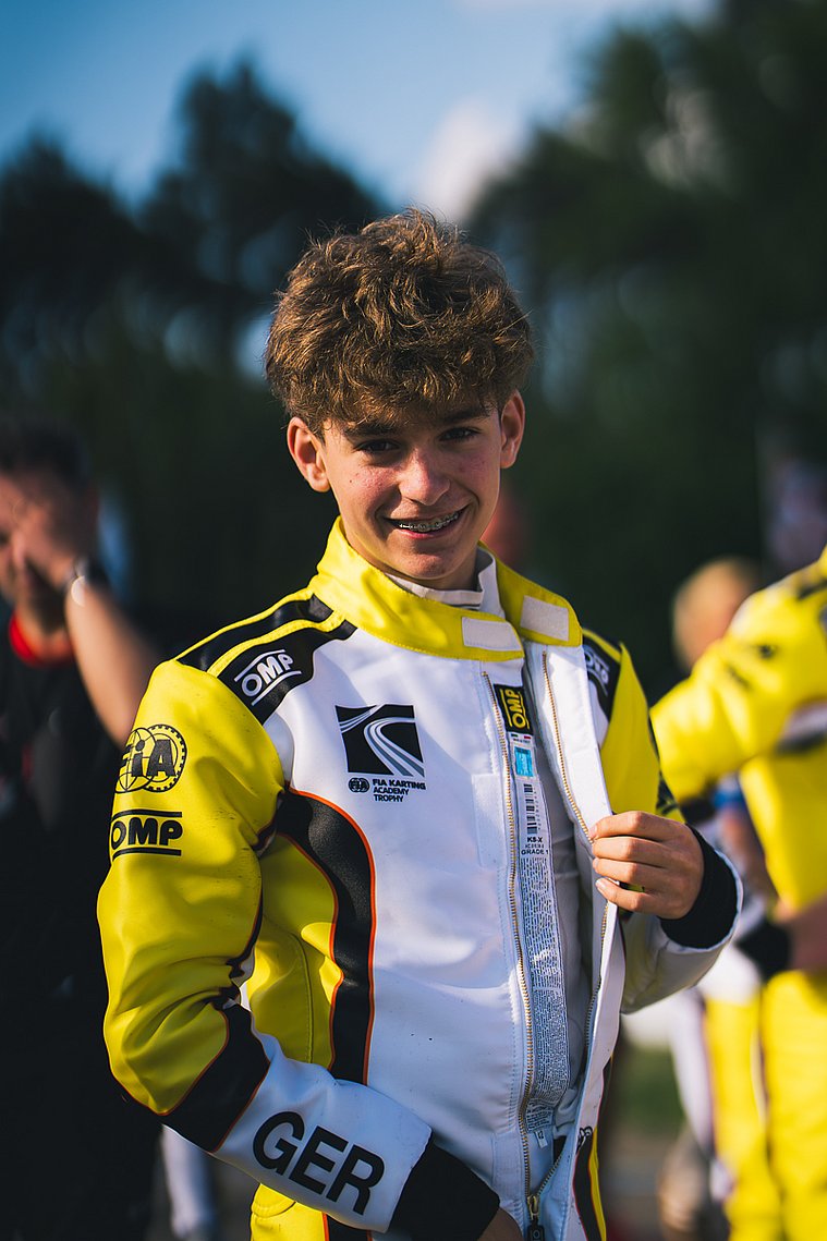 Stavros Tsotsos Francia, FIA Karting Academy Trophy Junior, Genk 2026 Stavros Tsotsos Francia im Rennanzug, kurz vor seinem Einsatz in der FIA Karting Academy Trophy, mit einem Lächeln in Richtung Kamera.