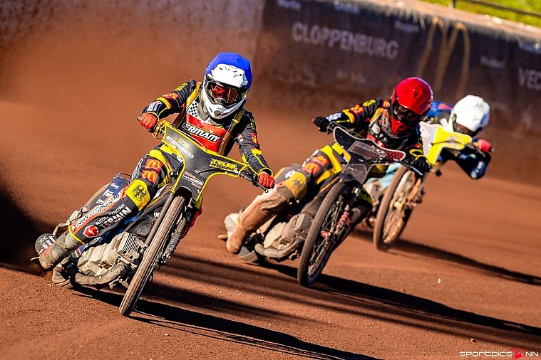European U19 Pairs Speedway Championship Final 2026, Pocking Tayler Haupt im blauen Helm führt vor seinem deutschen Teamkollegen Patrick Hyjek mit rotem Helm durch eine Kurve auf der Speedway-Bahn.