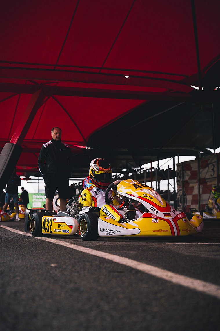 FIA Karting Academy Trophy Senior, Valencia 2026 – Constantin Papst Constantin Papst sitzt mit seinem Kart Nummer 432 unter dem roten Fahrerlagerdach der FIA Karting Academy Trophy in Valencia.
