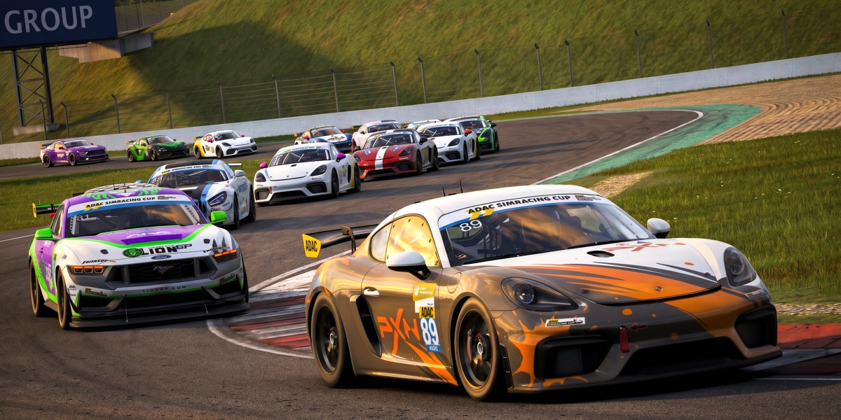 ADAC GT4 SimRacing Cup Oschersleben 2026 Virtuelle GT4-Rennautos auf einer Rennstrecke in Action.