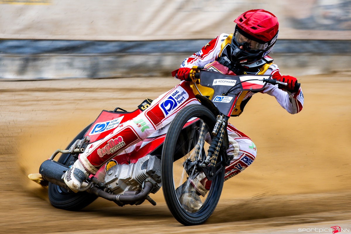 Speedway of Nations 2 2026, Konzack, Motorsport Team Germany Motorrad-Speedway-Fahrer Konzack in roter und weißer Rennkleidung in einer Kurve auf der Sandbahn.