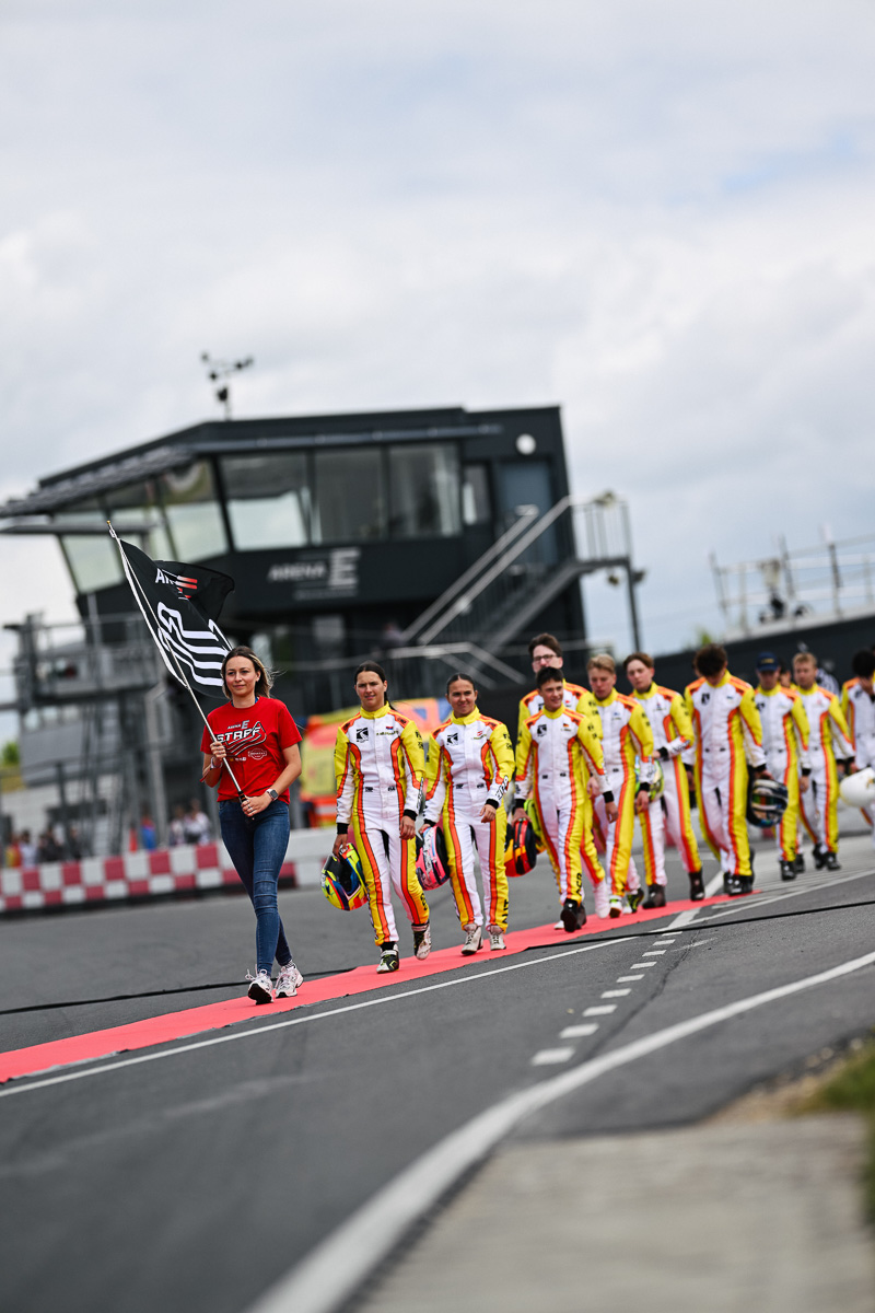 Constantin Papst, FIA Academy Trophy Senior in Mülsen 2026 Teilnehmer der FIA Academy Trophy Senior gehen in Mülsen zur Fahrerparade an der Start-/Zielgeraden.
