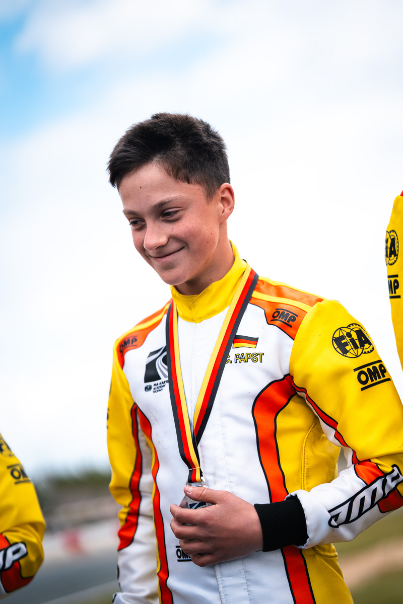 Constantin Papst, FIA Academy Trophy Senior in Mülsen 2026 Constantin Papst mit einer Medaille umhängend, lächelnd und im Rennanzug.