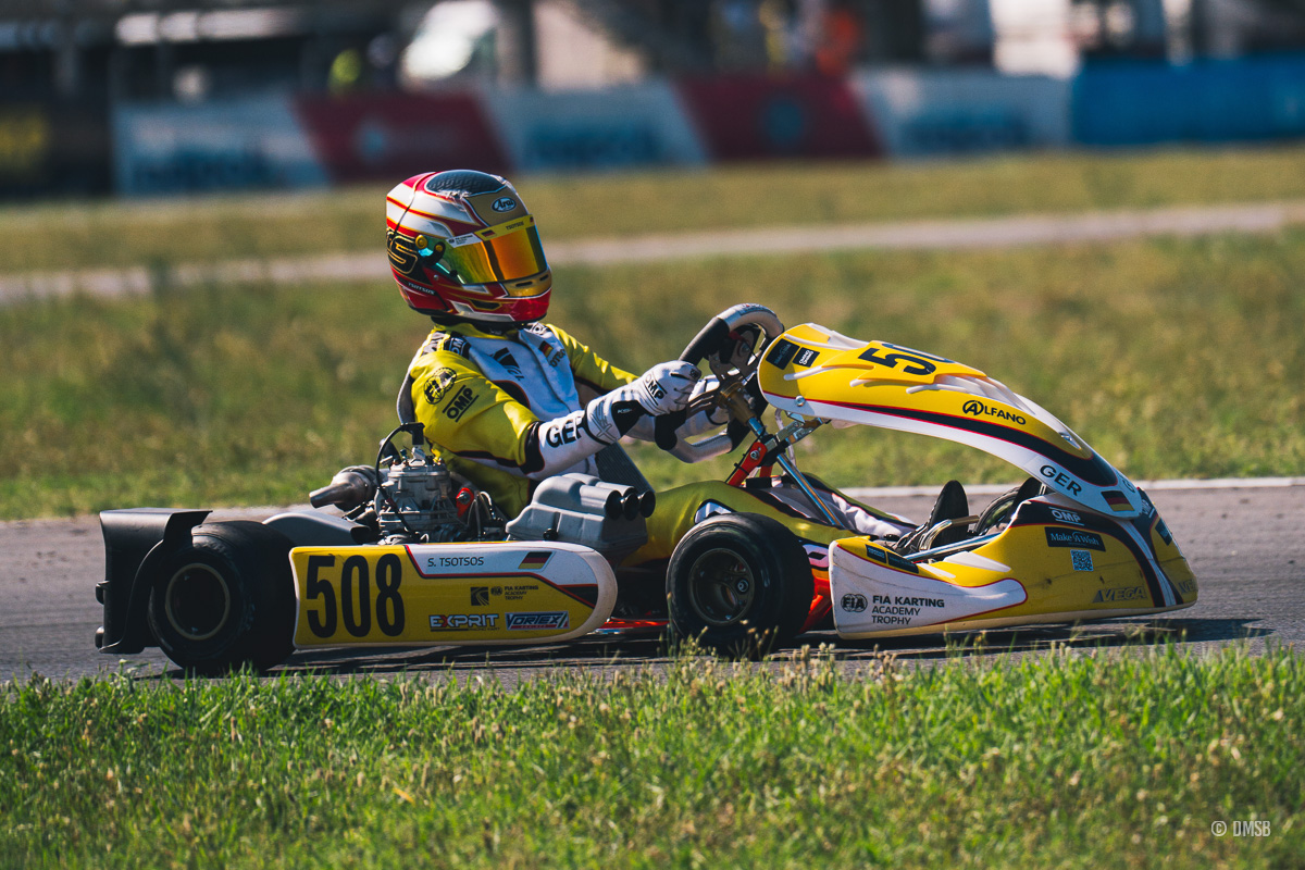 Stavros Tsotsos Francia fährt im gelb-weißen Kart mit der Startnummer 508 auf der Rennstrecke der FIA Karting Academy Junior-Trophy auf dem Circuito Internazionale Napoli.