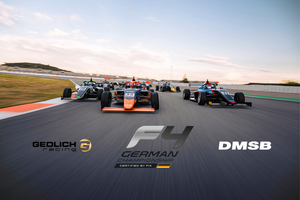 Formel 4 Fahrzeuge auf einer Rennstrecke. Logos der F4 Germany Championship certified by FIA, Gedlich Racing, DMSB.